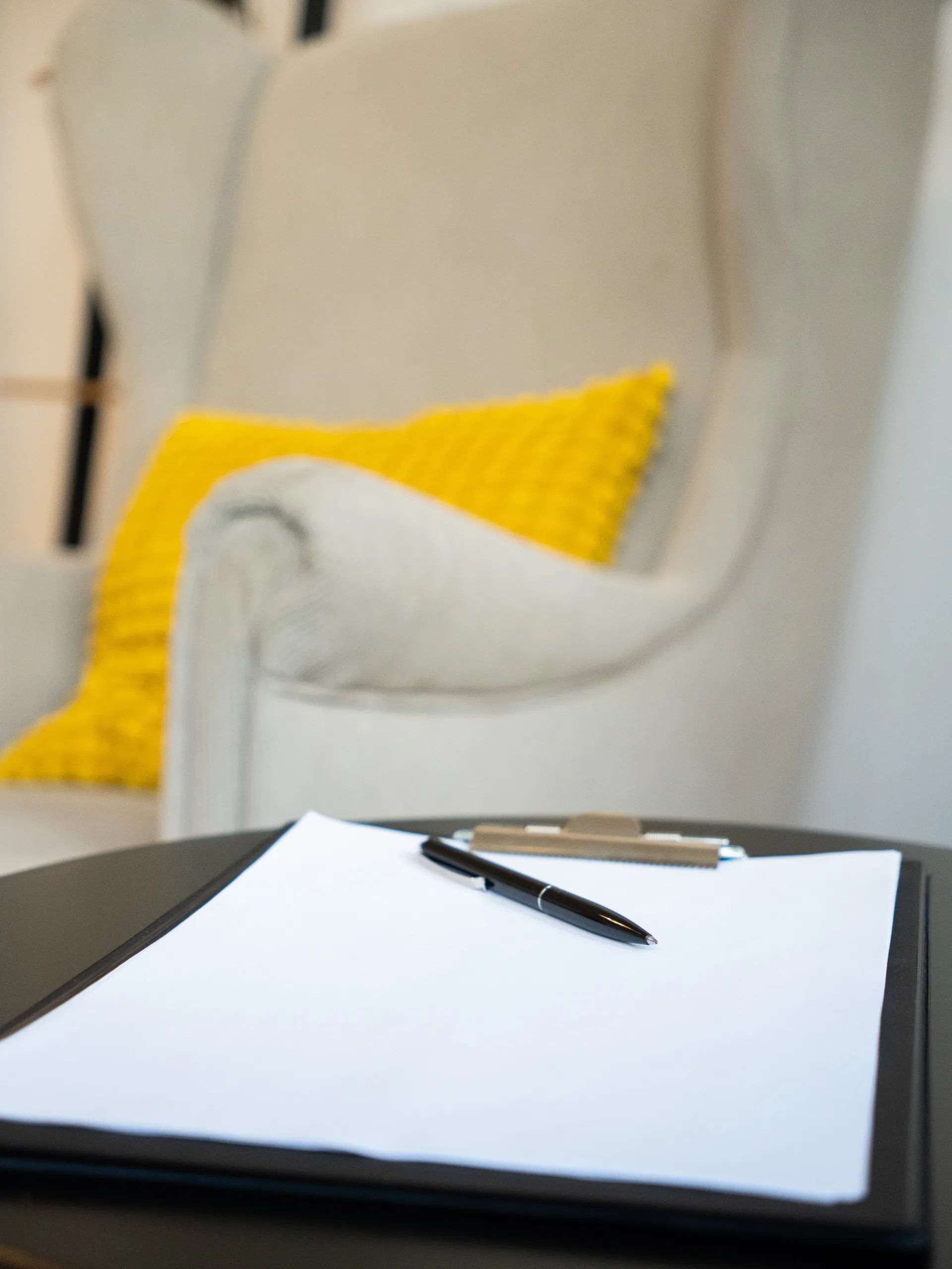 ADHS Diagnostik für Erwachsene in Düsseldorf – Notizblock auf Tisch im Therapieraum