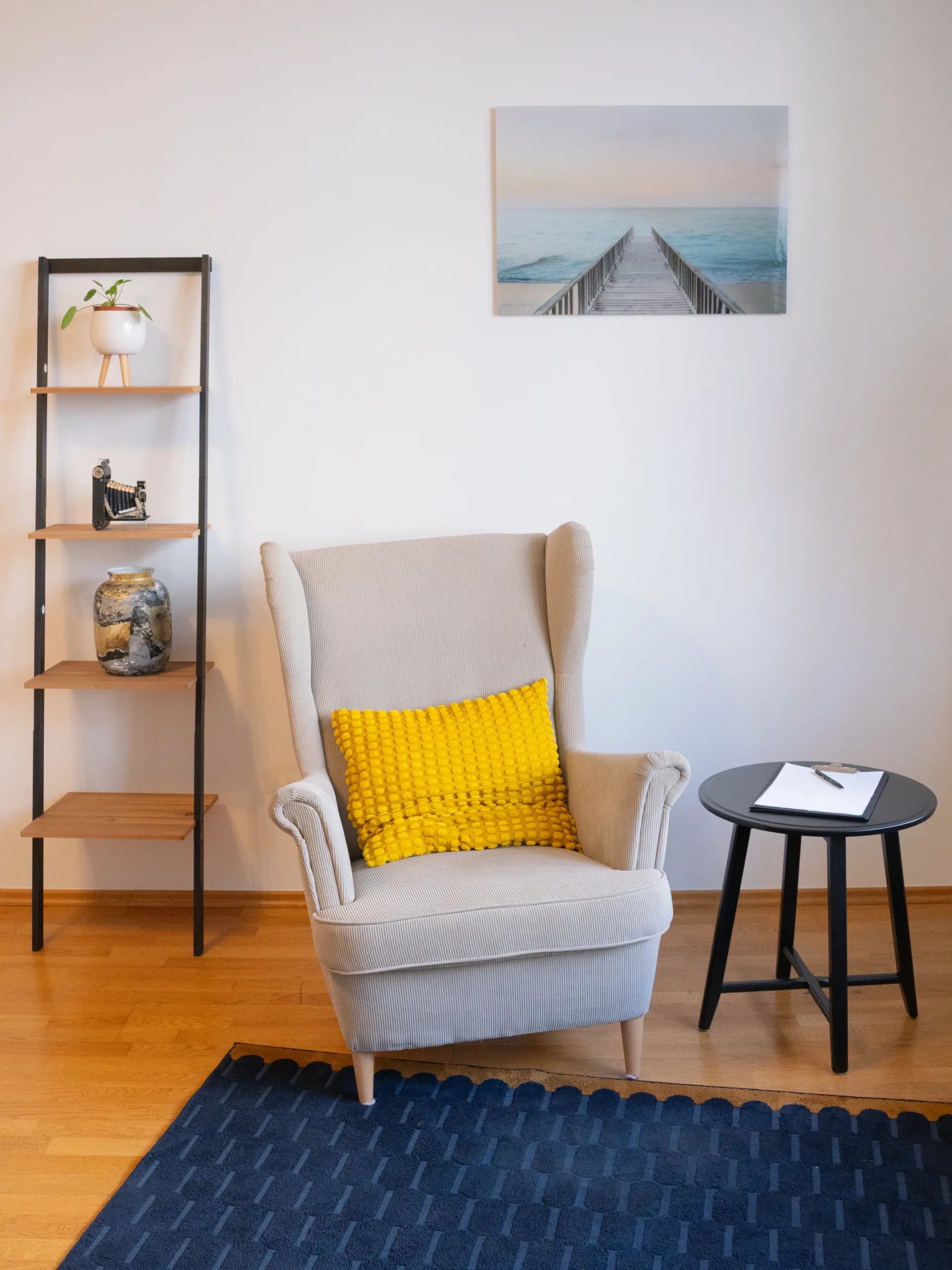 Psychotherapie in Düsseldorf - Therapieraum von M. sc. Psychologe Igor Liberchuk Liber Therapie. Stuhl mit gelbem Kissen und Fragebogen.